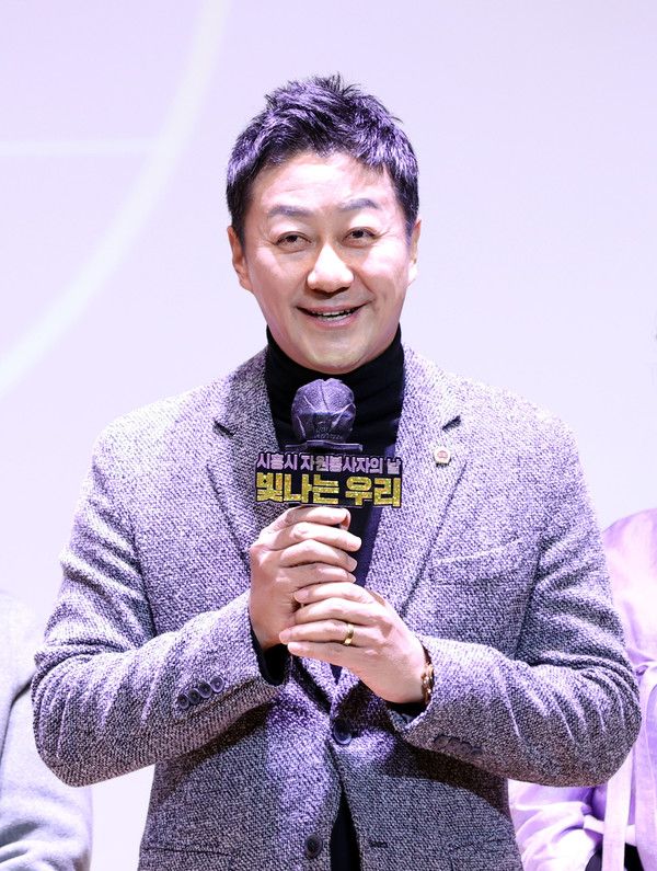 ▲&nbsp;김진경 경기도의회 의장이 ‘2025년 시흥시 자원봉사자의 날 기념, 빛나는 우리’ 행사에 참석해 자원봉사자들을 격려했다. 사진=경기도의회