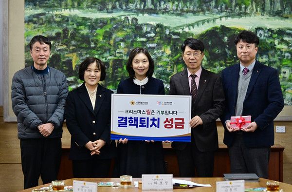 ▲ 봉양순 서울시의회 의원이 지난 4일 시의회에서 열린 ‘2025년 대한결핵협회 크리스마스 씰 증정식’에 참석해 올해의 크리스마스 씰을 증정했다. 사진=서울시의회