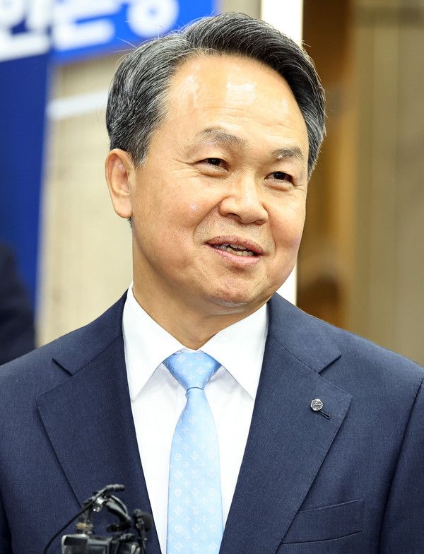 ▲ 신한금융지주 차기 회장 후보로 최종 선출된 진옥동 신한금융그룹 회장이 4일 서울 중구 신한금융지주회사 사옥을 나서며 기자들의 질문에 답하고 있다. 사진=뉴시스