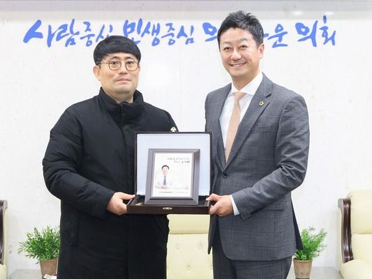 ▲ 김진경 경기도의회 의장이&nbsp;경기도의회 집무실에서 공병삼 전국소방안전공무원노조 경기위원장으로부터 감사패를 전달받았다. 사진=경기도의회