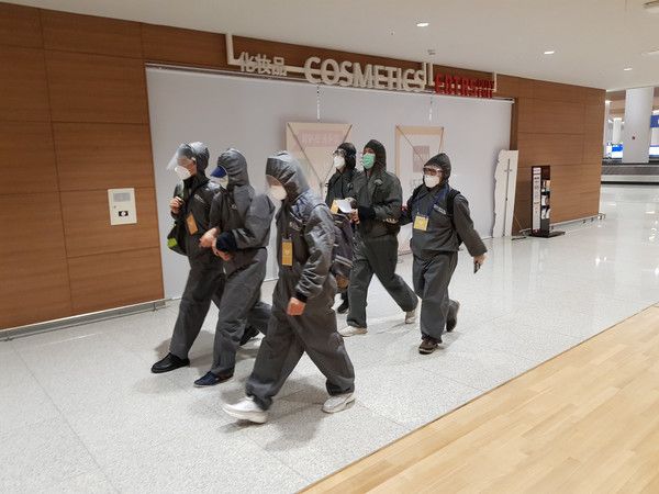 ▲ 600억원대 필로폰을 국내로 밀수입한 뒤 수년간 태국에서 도피 생활을 하던 일명 ‘아시아 마약왕’ A(56)씨가 국내로 강제 송환돼 구속기소됐다. 사진은 검찰이 A씨를 인천국제공항에서 체포해 호송하는 모습. 사진=인천지방검찰청