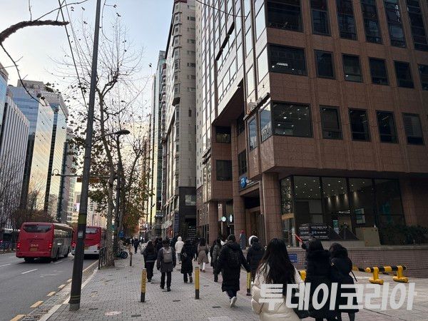 ▲ 서울 시내에서 시민들이 발걸음을 옮기고 있다. 사진=투데이코리아