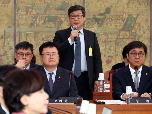 ▲ 편장완 한국예술종합학교 총장이 28일 오전 서울 여의도 국회에서 열린 문화체육관광위원회 전체회의에서 '학교폭력 가해자 한예종 합격' 관련 의원의 질의에 답변하고 있다. 교육부는 올해부터 학교폭력 조치 사항을 입시에 반영하도록 조치했지만, 문체부 소속 한예종은 학교폭력 가해자를 합격시켜 논란을 일으켰다. 사진=뉴시스