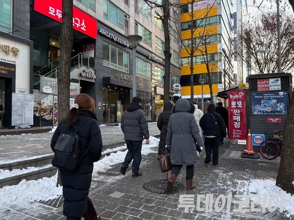 ▲ 서울 시내에서 시민들이 발걸음을 옮기고 있다. 사진=투데이코리아