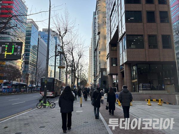 ▲ 서울 시내에서 시민들이 발걸음을 옮기고 있다. 사진=투데이코리아