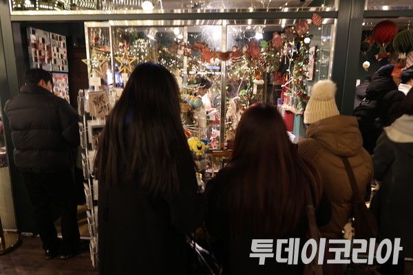 ▲ 연말 상점을 찾은 방문객들이 부스를 구경하고 있다. 사진=투데이코리아
