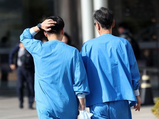 ▲ 서울 시내 한 대학병원에서 의료진이 이동하고 있다. 사진=뉴시스