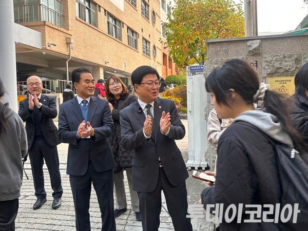 ▲ 지난달 13일 2026학년도 대학수학능력시험이 치러지는 서울시교육청 13지구 제14시험장인 여의도여자고등학교 앞에서 최교진 교육부 장관이 수험생들을 맞이하고 있다. 사진=투데이코리아