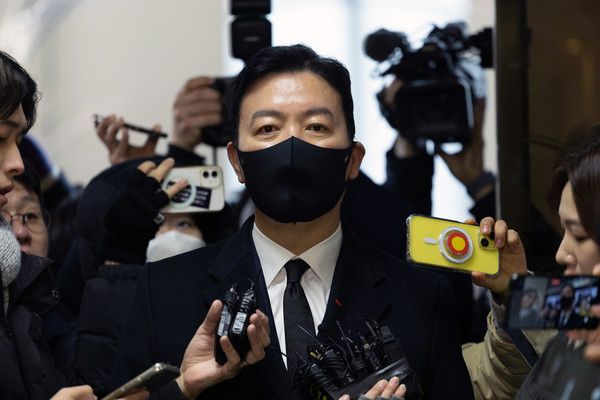 ▲ 김성훈 대통령경호처 차장이 지난달 17일 서울 서대문구 경찰청 국가수사본부 특별수사단(특수단)에 출석하며 취재진 질문에 답변하고 있다. 사진=뉴시스