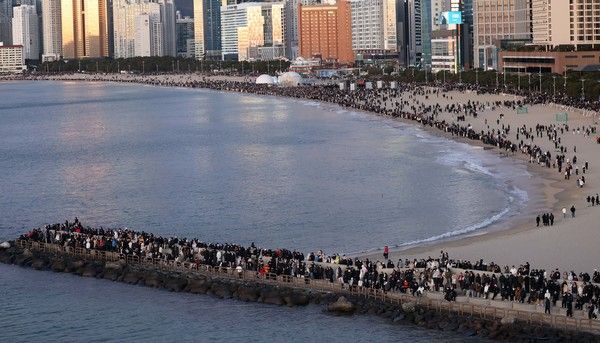 ▲ 2025년 을사년(乙巳年) 새해 첫날인 1월 1일 오전 부산 해운대구 해운대해수욕장을 찾은 시민과 관광객들이 올해 첫 해돋이를 감상하고 있다. 사진=뉴시스