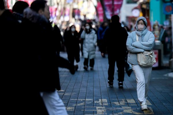 ▲ 서울 중구 명동을 찾은 여행객들이 두꺼운 옷차림으로 이동하고 있다. 사진=뉴시스