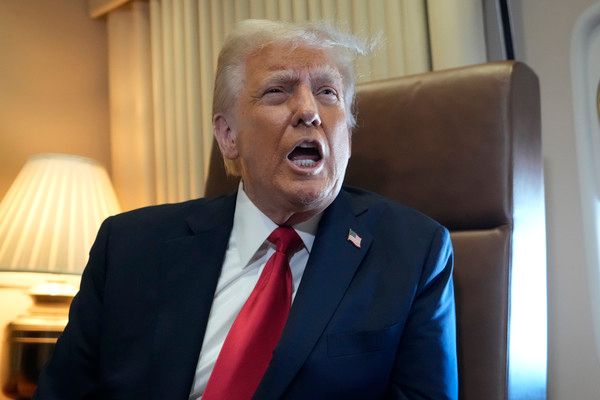 ▲ 도널드 트럼프 미국 대통령이 9일(현지시간) 루이지애나주 뉴올리언스로 향하는 대통령 전용기 에어포스원 안에서 취재진 질문에 답하고 있다. 사진=AP/뉴시스