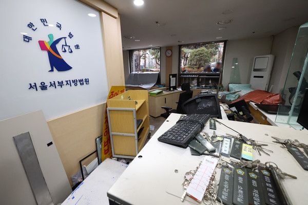 ▲ 19일 오후 서울 마포구 서울서부지방법원의 시설들이 윤석열 대통령 지지자들의 난입으로 파손돼 있다. 사진=뉴시스