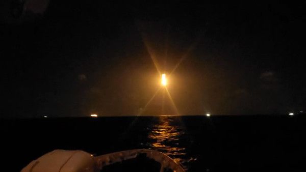 ▲ 9일 밤 전남 여수시 삼산면 하백도 인근 해상에 침몰한 제22서경호 실종자 수색을 위한 조명탄이 현장을 밝히고 있다. 사진=여수해양경찰서