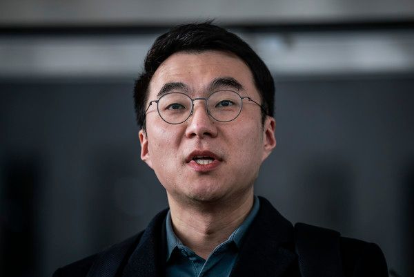 ▲ ‘허위 재산 신고’로 재판에 넘겨진 김남국 전 더불어민주당 의원이 10일 서울 양천구 서울남부지방법원에서 열린 위계공무집행방해 혐의 관련 1심 선고 재판을 마친 뒤 취재진 질문에 답하고 있다. 사진=뉴시스