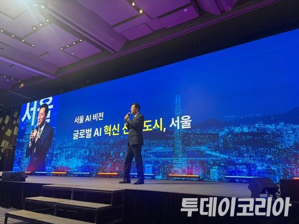▲ 11일 오세훈 서울시장이 서울 삼성동 코엑스 그랜드볼룸에서 열린 ‘AI Seoul 2025’ 컨퍼런스에서 서울시의 AI 비전을 발표하고 있다. 사진=투데이코리아