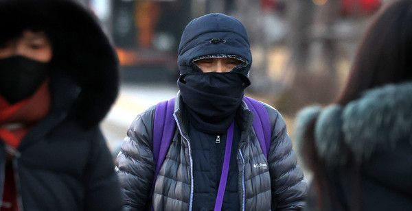 ▲ 서울 종로구 세종대로사거리에서 출근길 시민이 몸을 잔뜩 웅크린채 발걸음을 재촉하고 있다. 사진=뉴시스