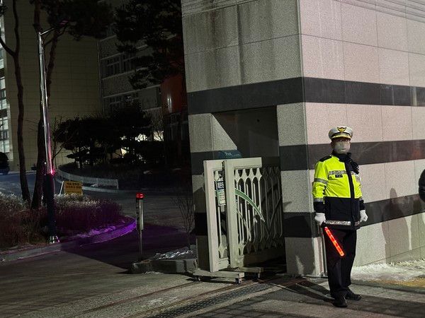 ▲ 10일 오후 대전 서구 관저동의 한 초등학교에서 8살 여학생이 흉기에 찔려 숨지고 40대 여교사가 흉기에 찔린 채 발견되자 경찰들이 현장을 통제하고 있다. 사진=뉴시스