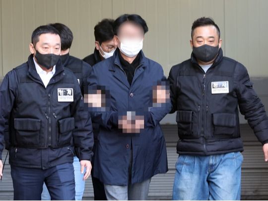 ▲ ▲ 이재명 더불어민주당 대표를 흉기로 찌른 혐의로 검거된 A씨가 구속전피의자심문(영장실질심사)를 받기 위해 4일 오후 부산 연제구 연제경찰서를 나서 호송차량으로 이동하고 있다. 2024.01.04. 사진=뉴시스