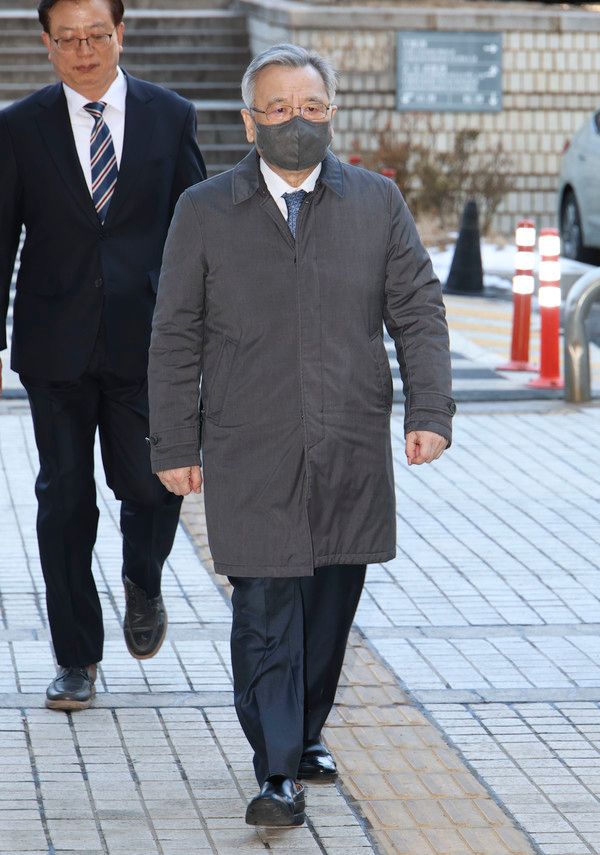 ▲ 대장동 개발 관련 민간사업자들로부터 청탁 대가 금품을 받은 혐의로 재판에 넘겨진 박영수 전 특별검사가 13일 서울 서초구 서울중앙지방법원에서 열린 1심 선고 재판에 출석하고 있다. 사진=뉴시스