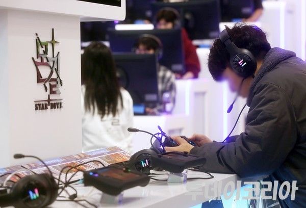 ▲ 15일 부산 해운대구 벡스코에서 열린 국제게임전시회 '지스타 2024'에서 관람객들이 넷마블 부스에서 ‘몬길: 스타 다이브’ 게임을 시연하고 있다. 사진=투데이코리아