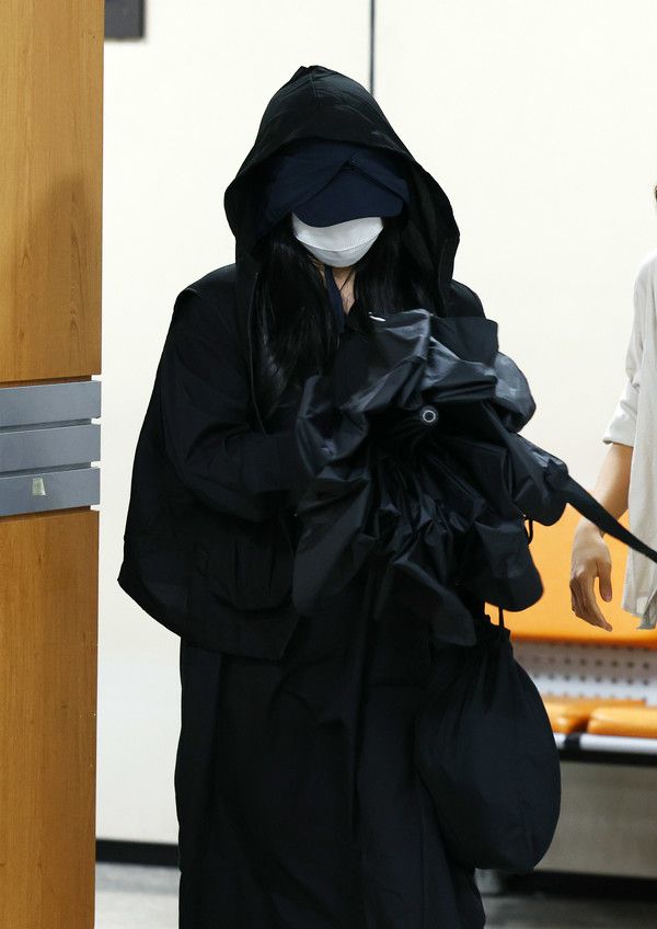 ▲ 가수 강다니엘의 명예를 훼손한 혐의로 재판에 넘겨진 유튜브 채널 '탈덕수용소' 운영자가 지난해 9월 11일 서울 서초구 서울중앙지방법원에서 열린 1심 선고 공판에서 벌금 1000만원을 선고 받은 뒤 법원을 나서고 있다. 사진=뉴시스