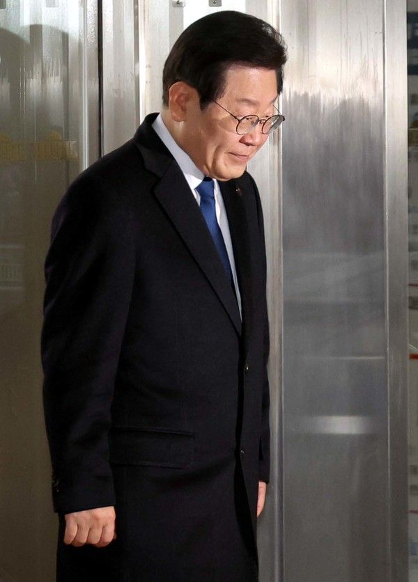 ▲ 위증교사 혐의 재판 1심 선고에서 무죄 판결을 받은 이재명 더불어민주당 대표가 지난해 11월 25일 오후 서울 여의도 국회로 복귀하며 취재진에게 인사를 하고 있다. 사진=뉴시스