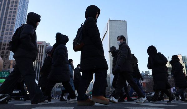 ▲ 전국의 아침 기온이 다시 영하권으로 떨어진 17일 오전 서울 종로구 광화문네거리에서 두꺼운 옷을 입은 시민들이 이동하고 있다. 사진=뉴시스