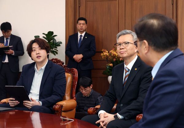 ▲ 박단 대한의사협회 부회장이 17일 서울 여의도 국회에서 우원식 국회 의장을 예방, 인사말을 하고 있다. 사진=뉴시스