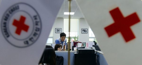 ▲ 서울 중구 대한적십자사에서 직원들이 분주하게 움직이고 있다. 사진=뉴시스