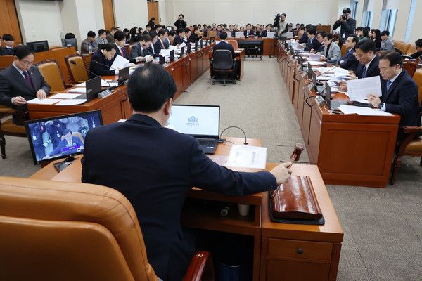 ▲ 18일 오전 서울 여의도 국회에서 열린 기획재정위원회 전체회의에서 송언석 위원장이 이른바 ‘K칩스’으로 불리는 조세특례제한법 개정안 등 안건을 의결하고 있다. 사진=뉴시스