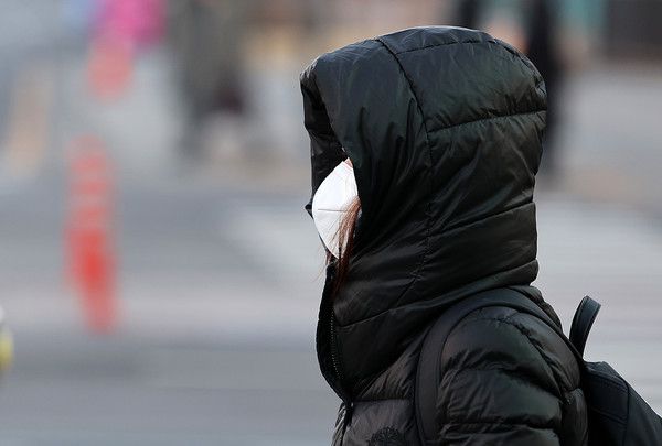 ▲ 서울 종로구 광화문네거리에서 두꺼운 옷을 입은 시민이 신호를 기다리고 있다. 사진=뉴시스