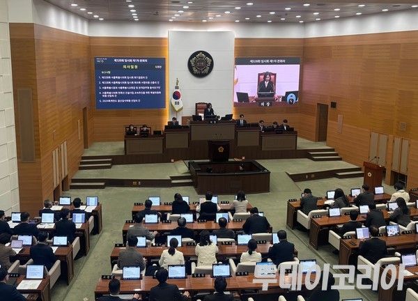 ▲ 18일 서울시의회 제328회 임시회 제1차 본회의에서 최호정 의장이 개회식을 진행하고 있다. 사진=투데이코리아