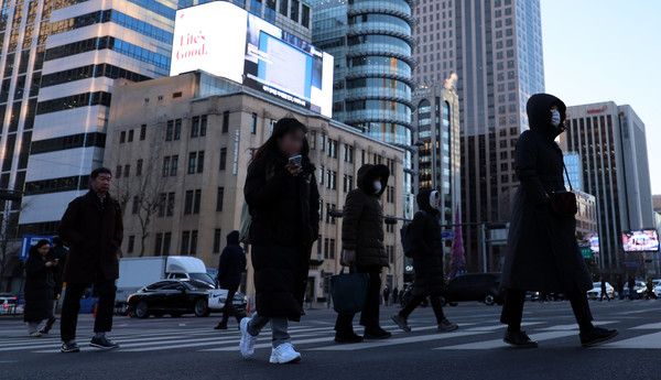 ▲ 19일 서울 종로구 세종대로사거리에서 시민들이 이동하고 있다. 사진=뉴시스