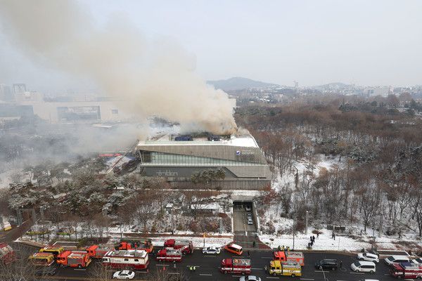 ▲ 1일 오전 서울 용산구 국립한글박물관 옥상에서 화재가 발생해 연기가 피어오르고 있다. 2025.02.01 사진=뉴시스