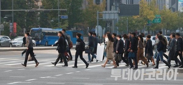 ▲ 서울 한 도심에서 직장인들이 출근하고 있다. 사진=투데이코리아