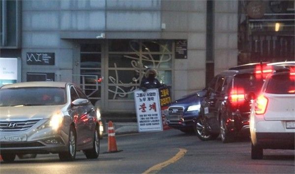 ▲현대제철 당진조합 노조원이 15일 서울 용산구 한남동 정의선 회장 자택 진입로에서 임단협에 항의하며 1인 피켓 시위를 벌이고 있다. 사진=뉴시스