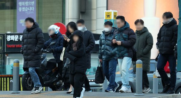 ▲ 서울 종로구 세종대로사거리에서 시민들이 발걸음을 옮기고 있다. 사진=뉴시스