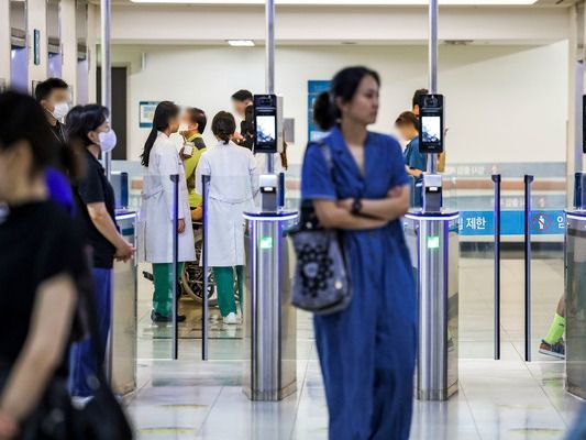 ▲ 28일 서울의 한 대학병원에서 환자와 의료진, 보호자들이 이동하고 있다. 사진=뉴시스