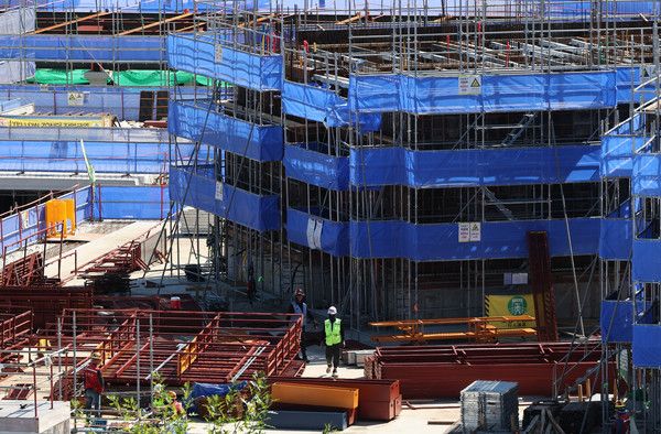 ▲ 서울 시내 한 아파트 건설 현장에서 근로자들이 작업을 하고 있다. 사진=뉴시스