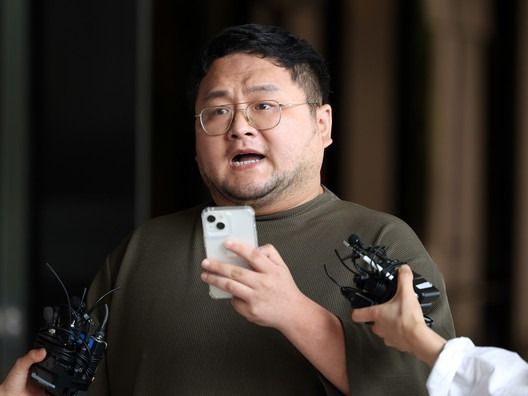 ▲ 유튜버 쯔양 협박 의혹을 받고 있는 유튜버 구제역(이준희)이 지난해 7월 서울 서초구 서울중앙지방검찰청에 자진 출석하기 전 녹취록 공개 등 입장을 밝히고 있다. 사진=뉴시스