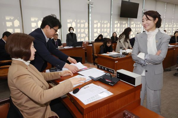 ▲ 강선우(오른쪽) 더불어민주당 의원이 20일 오전 서울 여의도 국회에서 열린 보건복지위원회 법안심사제2소위원회에서 김미애 위원장과 대화하고 있다. 사진=뉴시스