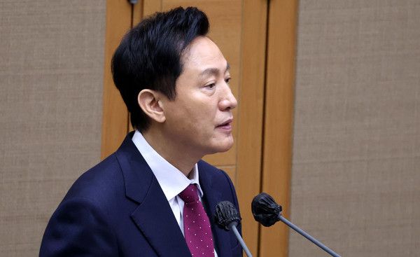 ▲ 오세훈 서울시장이 20일 오전 서울 종로구 서울시의회에서 열린 '제328회 임시회 제3차 본회의' 서울시정 및 교육행정에 관한 질문에서 이소라 더불어민주당 시의원의 질의에 답변하고 있다. 2025.02.20. 사진=뉴시스