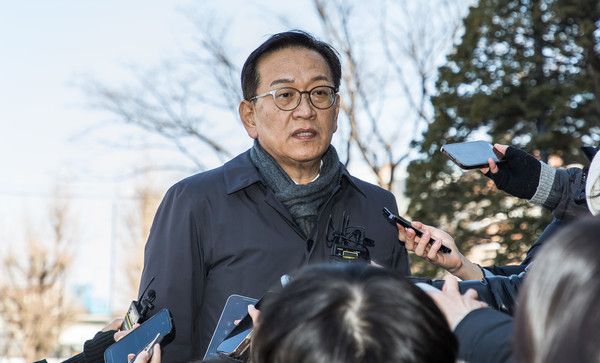 ▲ 윤석열 대통령 측 변호인인 석동현 변호사가 20일 서울 종로구 헌법재판소에서 열린 윤석열 대통령 탄핵심판 10차 변론기일에 출석하며 취재진의 질문에 답하고 있다. 2025.02.20. 사진=뉴시스