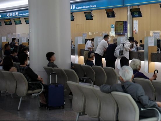 ▲ 서울 송파구 서울아산병원에서 내원객들이 진료를 기다리고 있다. 사진=뉴시스