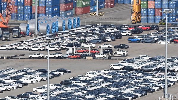 ▲ 경기도 평택시 포승읍 평택항 야적장에 수출용 자동차들이 세워져 있다. 사진=뉴시스