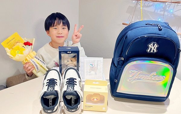 ▲ 초등학교 입학을 앞둔 임직원 자녀가 축하 선물을 받은 모습. 사진=카카오게임즈