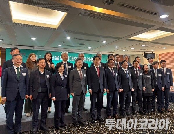 ▲ 24일 서울 중구 프레스센터에서 진행된 ‘제1차 서울혁신대학지원위원회’에서 오세훈 서울시장과 서울혁신대학지원위원회 위원들이 기념촬영을 진행하고 있다. 사진=투데이코리아