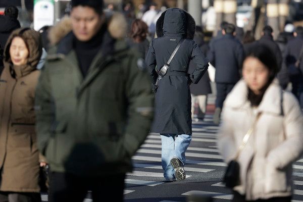 ▲ 서울 숭례문 인근에서 시민들이 출근하고 있다. 사진=뉴시스