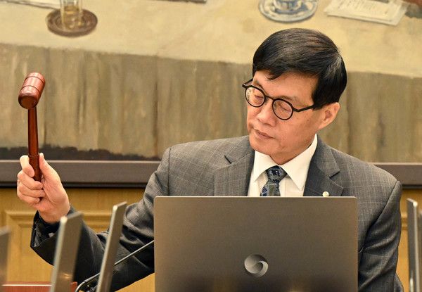 ▲ 이창용 한국은행 총재가 25일 오전 서울 중구 한국은행 본관에서 열린 금융통화위원회 본회의에서 의사봉을 두드리고 있다. 사진=뉴시스